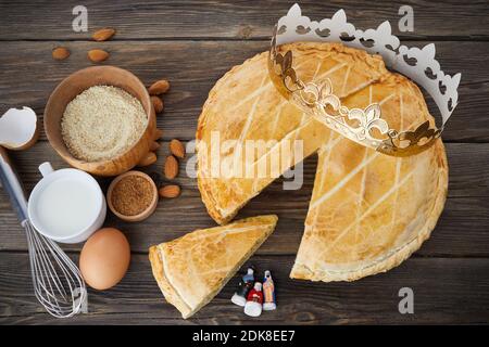 Torta di Epifania, Galette de ros francese con figura di tre re. Foto Stock
