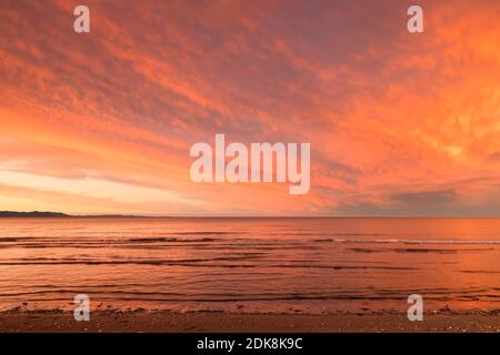 Tramonto a Pohara Beach, Golden Bay, Tasman, Isola del Sud, Nuova Zelanda, Oceania Foto Stock