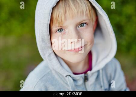 Ritratto di ragazzo che indossa una felpa con cappuccio Foto Stock