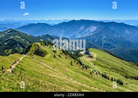 Germania, Baviera, alta Baviera, Oberland, Bayrischzell, Rotwand zona, Rotwandhaus contro Hinteres Sonnwendjoch, dietro di esso Venediger gruppo, vista dalla cima Rotwand Foto Stock