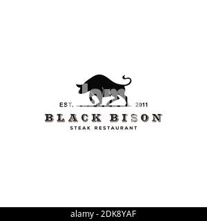 Silhouette bisonte con tipografia d'epoca per il logo Steak Restaurant Illustrazione Vettoriale