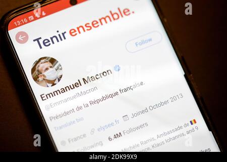 Bucarest, Romania - 13 Dicembre 2020: Dettagli con il conto Twitter di Emmanuel Macron su uno schermo del dispositivo mobile. Foto Stock