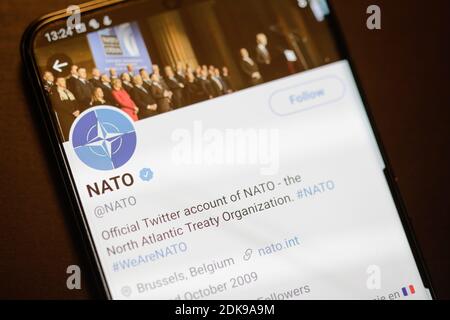 Bucarest, Romania - 13 Dicembre 2020: Dettagli con il conto Twitter della NATO su uno schermo di dispositivo mobile. Foto Stock