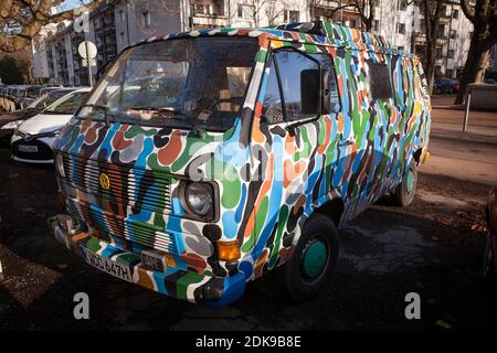 VW van T3, Colonia, Germania, bunt bemalter VW Transporter T3, Koeln, Deutschland. Foto Stock