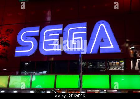 Tokyo / Giappone - 6 aprile 2015: SEGA Gamecenter a Ikebukuro. Sega Corporation è una multinazionale giapponese sviluppatore e editore di videogiochi. Foto Stock