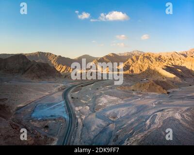 Jebel Jais montagna deserto strada circondata da arenaria in Ras al Khaimah emirate degli Emirati Arabi Uniti vista aerea Foto Stock