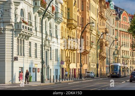 Praha, via Masarykovo nabrezi (strada lungo il fiume Masaryk), case in stile Liberty, tram a nove Mesto, Città Nuova, Praha, Praga, Praga, ceco Foto Stock