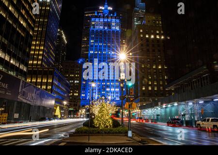 L'Helmsley Building e Park Ave. Sono decorate con luci colorate per le vacanze a New York City. (Foto: Gordon Donovan) Foto Stock