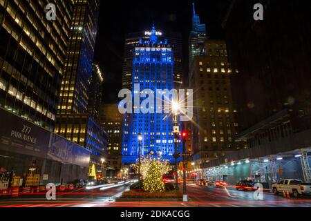 L'Helmsley Building e Park Ave. Sono decorate con luci colorate per le vacanze a New York City. (Foto: Gordon Donovan) Foto Stock
