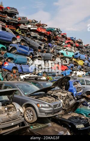 Bottrop, Renania Settentrionale-Vestfalia, Germania - vecchie auto in un cantiere navale. Foto Stock