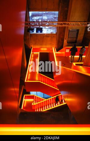 Essen, zona della Ruhr, Nord Reno-Westfalia, Germania - Museo della Ruhr presso lo Zeche Zollverein, patrimonio dell'umanità dell'UNESCO, Zollverein, scala illuminata rossa. Foto Stock