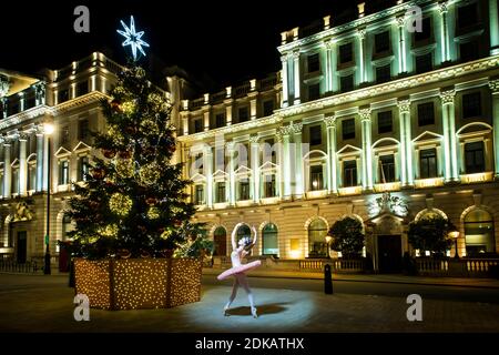 La ballerina di zucchero Plum Fairy Ballet balla sotto un albero di Natale di fronte al Sofitel Hotel, St James', Londra Foto Stock