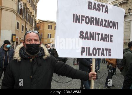 Roma, Italia. 15 Dic 2020. Roma, dimostrazione, di fronte a Montecitorio, dei lavoratori dei locali e dei locali di ristorazione, contro gli arresti governativi dovuti all'accademia Covid 19. Foto: Credit: Independent Photo Agency/Alamy Live News Foto Stock