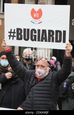 Roma, Italia. 15 Dic 2020. Roma, dimostrazione, di fronte a Montecitorio, dei lavoratori dei locali e dei locali di ristorazione, contro gli arresti governativi dovuti all'accademia Covid 19. Foto: Credit: Independent Photo Agency/Alamy Live News Foto Stock