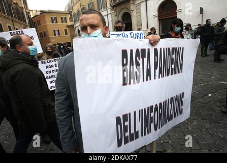 Roma, Italia. 15 Dic 2020. Roma, dimostrazione, di fronte a Montecitorio, dei lavoratori dei locali e dei locali di ristorazione, contro gli arresti governativi dovuti all'accademia Covid 19. Foto: Credit: Independent Photo Agency/Alamy Live News Foto Stock