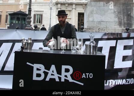 Roma, Italia. 15 Dic 2020. Roma, dimostrazione, di fronte a Montecitorio, dei lavoratori dei locali e dei locali di ristorazione, contro gli arresti governativi dovuti all'accademia Covid 19. Foto: Credit: Independent Photo Agency/Alamy Live News Foto Stock