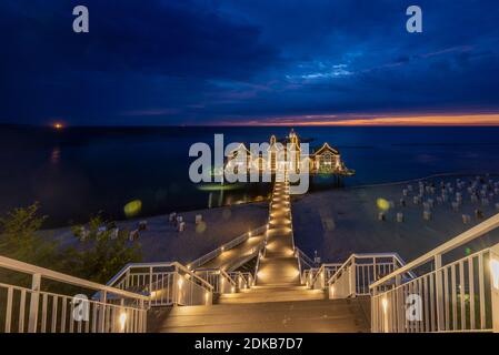 Germania, Meclemburgo-Pomerania occidentale, Sellin, molo poco prima dell'alba, Mar Baltico, isola Ruegen Foto Stock