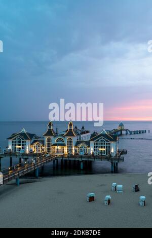 Germania, Meclemburgo-Pomerania occidentale, Sellin, molo poco prima dell'alba, Mar Baltico, isola Ruegen Foto Stock