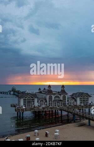 Germania, Meclemburgo-Pomerania occidentale, Sellin, molo poco prima dell'alba, Mar Baltico, isola Ruegen Foto Stock