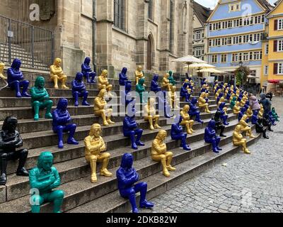 Germania, Baden-Wuerttemberg, Tübingen, città vecchia, progetto d'arte di Otmar Hörl, figure di Hölderlin, commemorazione del 250° compleanno del poeta Friedrich Hölderlin Foto Stock