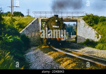 Locomotiva per gare di trasporto merci 95 0004 con un treno passeggeri vicino a Opporg nel luglio 1979, Turingia, GDR, Germania, Europa Foto Stock