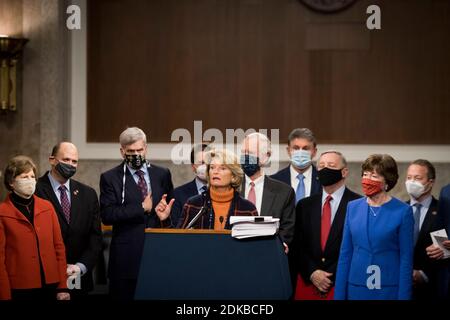 La senatrice degli Stati Uniti Lisa Murkowski (repubblicana dell'Alaska) si unisce a un gruppo bipartisan di senatori americani che annunciano il testo legislativo dei due progetti di emergenza bipartisan bicamerali COVID-19 che propongono di fornire fino a 908 miliardi di dollari in aiuti di emergenza a Capitol Hill a Washington, DC lunedì 14 dicembre 2020. Il primo stanzierà 748 miliardi di dollari per un’ulteriore assistenza PPP e un sussidio di disoccupazione; e un secondo conto di 160 miliardi di dollari per fornire aiuti ai governi statali e locali e tutele di responsabilità per le aziende.Credit: Rod Lamkey/CNP /MediaPunch Foto Stock