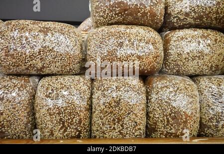 Pane con sesamo come sfondo Foto Stock