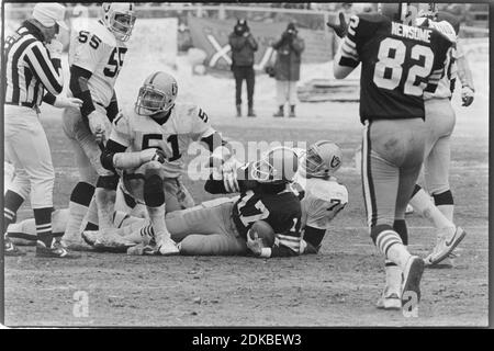 Il quarto di Cleveland Browns Brian Sipe (17) si avvicina dopo un sacco durante una perdita di gioco contro gli Oakland Raiders il 4 gennaio 1981 al Cleveland Stadium. I Browns hanno perso 14-12. Ernie Mastroianni foto. Foto Stock