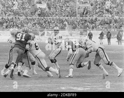 Il quarto di Oakland Raiders Jim Plunkett (16) ha una buona protezione durante il gioco di playoff tra i Cleveland Browns e gli Oakland Raiders al Cleveland Stadium il 4 gennaio 1981. Ernie Mastroianni foto Foto Stock