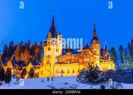 Peles castello in inverno. Sinaia, contea di Prahova, Romania. Foto Stock