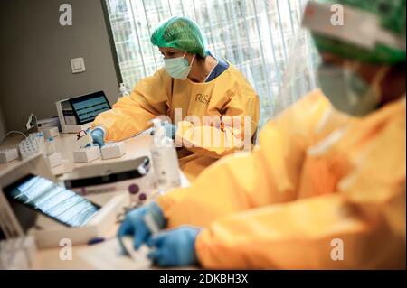 Barcellona, Spagna. 15 Dic 2020. 15 dicembre 2020, Barcellona, Catalogna, Spagna: Gli operatori sanitari effettuano test antigenici rapidi per COVID-19 durante uno screening di massa presso il sito di test del coronavirus nel distretto di Ciutat Vella di Barcellona, Spagna. Credit: Jordi Boixareu/Alamy Live News Foto Stock