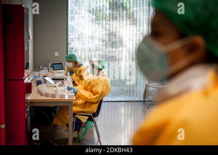 Barcellona, Spagna. 15 Dic 2020. 15 dicembre 2020, Barcellona, Catalogna, Spagna: Gli operatori sanitari effettuano test antigenici rapidi per COVID-19 durante uno screening di massa presso il sito di test del coronavirus nel distretto di Ciutat Vella di Barcellona, Spagna. Credit: Jordi Boixareu/Alamy Live News Foto Stock