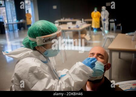 Barcellona, Spagna. 15 Dic 2020. 15 dicembre 2020, Barcellona, Catalogna, Spagna: Un operatore sanitario conduce un test antigene rapido per COVID-19 durante uno screening di massa presso il sito di test del coronavirus nel distretto di Ciutat Vella di Barcellona, Spagna. Credit: Jordi Boixareu/Alamy Live News Foto Stock