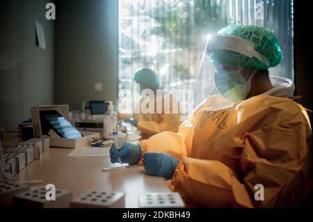 Barcellona, Spagna. 15 Dic 2020. 15 dicembre 2020, Barcellona, Catalogna, Spagna: Gli operatori sanitari effettuano test antigenici rapidi per COVID-19 durante uno screening di massa presso il sito di test del coronavirus nel distretto di Ciutat Vella di Barcellona, Spagna. Credit: Jordi Boixareu/Alamy Live News Foto Stock