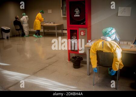 Barcellona, Spagna. 15 Dic 2020. 15 dicembre 2020, Barcellona, Catalogna, Spagna: Gli operatori sanitari effettuano test antigenici rapidi per COVID-19 durante uno screening di massa presso il sito di test del coronavirus nel distretto di Ciutat Vella di Barcellona, Spagna. Credit: Jordi Boixareu/Alamy Live News Foto Stock