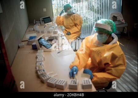 Barcellona, Spagna. 15 Dic 2020. 15 dicembre 2020, Barcellona, Catalogna, Spagna: Gli operatori sanitari effettuano test antigenici rapidi per COVID-19 durante uno screening di massa presso il sito di test del coronavirus nel distretto di Ciutat Vella di Barcellona, Spagna. Credit: Jordi Boixareu/Alamy Live News Foto Stock