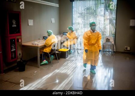 Barcellona, Spagna. 15 Dic 2020. 15 dicembre 2020, Barcellona, Catalogna, Spagna: Gli operatori sanitari effettuano test antigenici rapidi per COVID-19 durante uno screening di massa presso il sito di test del coronavirus nel distretto di Ciutat Vella di Barcellona, Spagna. Credit: Jordi Boixareu/Alamy Live News Foto Stock