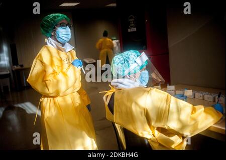 Barcellona, Spagna. 15 Dic 2020. 15 dicembre 2020, Barcellona, Catalogna, Spagna: Gli operatori sanitari effettuano test antigenici rapidi per COVID-19 durante uno screening di massa presso il sito di test del coronavirus nel distretto di Ciutat Vella di Barcellona, Spagna. Credit: Jordi Boixareu/Alamy Live News Foto Stock