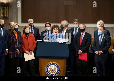 Il senatore degli Stati Uniti Susan Collins (repubblicano del Maine) si unisce a un gruppo bipartisan di senatori americani che annunciano il testo legislativo dei due progetti di emergenza bipartisan bicamerali COVID-19 che propongono di fornire fino a 908 miliardi di dollari in aiuti di emergenza a Capitol Hill a Washington, DC lunedì 14 dicembre 2020. Il primo stanzierà 748 miliardi di dollari per un’ulteriore assistenza PPP e un sussidio di disoccupazione; e un secondo conto di 160 miliardi di dollari per fornire aiuti ai governi statali e locali e tutele di responsabilità per le aziende.Credit: Rod Lamkey/CNP /MediaPunch Foto Stock