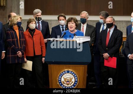 Il senatore degli Stati Uniti Susan Collins (repubblicano del Maine) si unisce a un gruppo bipartisan di senatori americani che annunciano il testo legislativo dei due progetti di emergenza bipartisan bicamerali COVID-19 che propongono di fornire fino a 908 miliardi di dollari in aiuti di emergenza a Capitol Hill a Washington, DC lunedì 14 dicembre 2020. Il primo stanzierà 748 miliardi di dollari per un’ulteriore assistenza PPP e un sussidio di disoccupazione; e un secondo conto di 160 miliardi di dollari per fornire aiuti ai governi statali e locali e tutele di responsabilità per le aziende.Credit: Rod Lamkey/CNP /MediaPunch Foto Stock