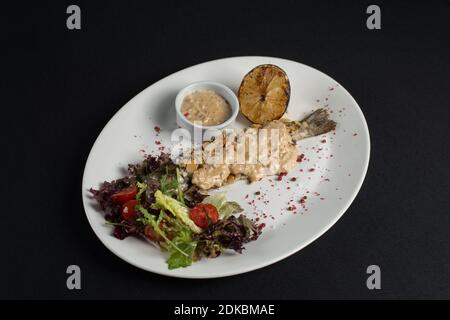 Trota ripiena con salsa di funghi e insalata Foto Stock