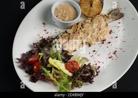 Trota ripiena con salsa di funghi e insalata Foto Stock