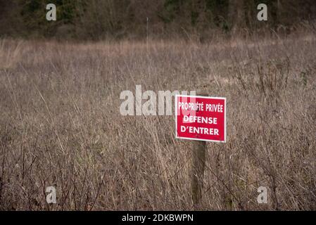 Nessun cartello d'ingresso per la proprietà privata (propriété privée défense d'entrer in francese) in campo. Francia. Nessun accesso in background. Concetto di violazione. Foto Stock