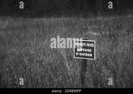 Nessun cartello d'ingresso per la proprietà privata (propriété privée défense d'entrer in francese) in campo. Francia. Nessun concetto di violazione di background dell'accesso. Bianco nero Foto Stock