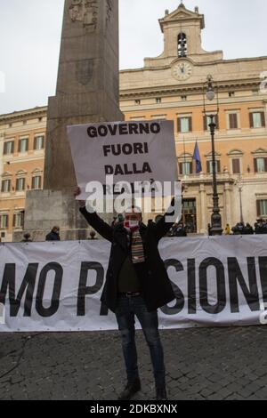 Roma, Italia. 15 Dic 2020. Proprietari di ristoranti, chef e camerieri protestano durante una manifestazione fuori dal parlamento italiano. La protesta è contro il coprifuoco imposto in Italia per contenere la pandemia del Covid-19 e per chiedere un sostegno economico da parte del governo. Credit: LSF Photo/Alamy Live News Foto Stock