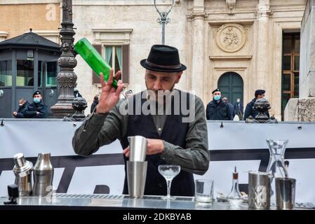 Roma, Italia. 15 Dic 2020. Proprietari di ristoranti, chef e camerieri protestano durante una manifestazione fuori dal parlamento italiano. La protesta è contro il coprifuoco imposto in Italia per contenere la pandemia del Covid-19 e per chiedere un sostegno economico da parte del governo. Credit: LSF Photo/Alamy Live News Foto Stock