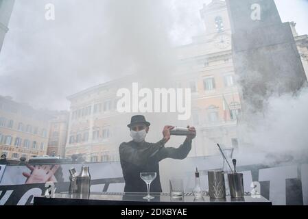 Roma, Italia. 15 Dic 2020. Proprietari di ristoranti, chef e camerieri protestano durante una manifestazione fuori dal parlamento italiano. La protesta è contro il coprifuoco imposto in Italia per contenere la pandemia del Covid-19 e per chiedere un sostegno economico da parte del governo. Credit: LSF Photo/Alamy Live News Foto Stock