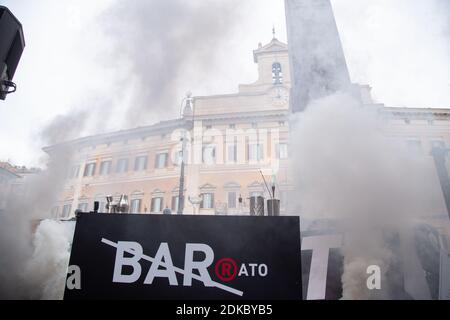 Roma, Italia. 15 Dic 2020. Dimostrazione nazionale dei lavoratori del settore alberghiero di fronte al Palazzo di Montecitorio di Roma (Foto di Matteo Nardone/Pacific Press) Credit: Pacific Press Media Production Corp./Alamy Live News Foto Stock