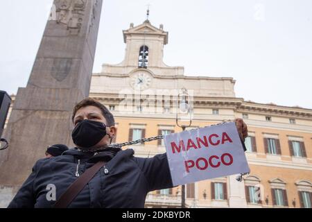 Roma, Italia. 15 Dic 2020. Dimostrazione nazionale dei lavoratori del settore alberghiero di fronte al Palazzo di Montecitorio di Roma (Foto di Matteo Nardone/Pacific Press) Credit: Pacific Press Media Production Corp./Alamy Live News Foto Stock