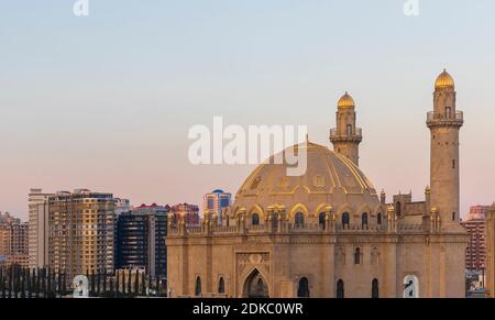Baku, Azerbaigian - 04 dicembre 2020:Tramonto in uno dei parchi di Baku Foto Stock